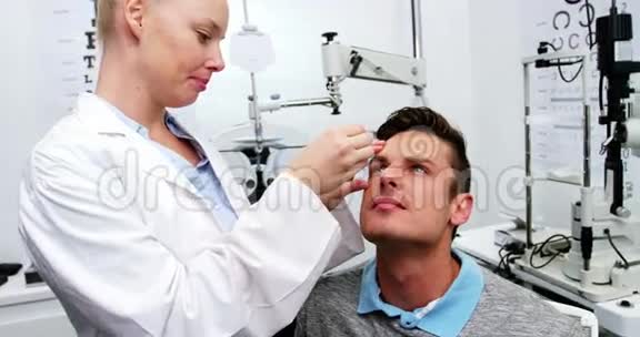 女性验光师在病人眼中滴眼视频的预览图