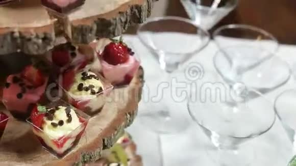 木制桌子上装饰着美味的糖果鸡尾酒派对视频的预览图