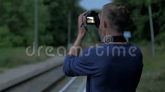 年轻人摄影师拍照视频的预览图