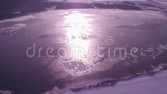 森林中央的大冰湖日落寒冷的冬天4K视频的预览图