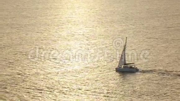 游轮在晴朗的一天平静的海洋和日落的天空在希腊的桑托里尼岛视频的预览图