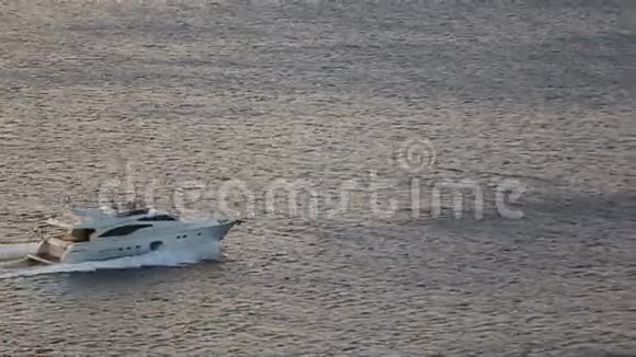 希腊圣托里尼岛上晴朗的白日游轮海面平静天空蔚蓝视频的预览图