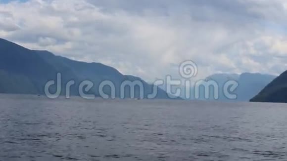 阿尔泰共和国特莱茨科耶湖乘船旅行视频的预览图