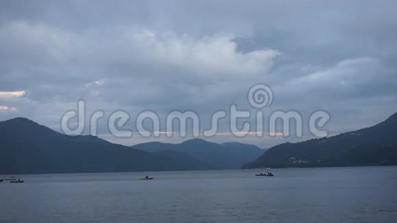 黄昏的山湖远处有渔船视频的预览图