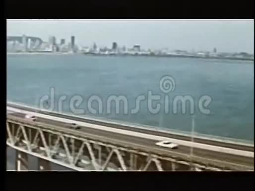 驾驶过桥的汽车的鸟瞰图视频的预览图