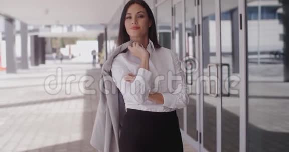 肩扛夹克的女商人视频的预览图