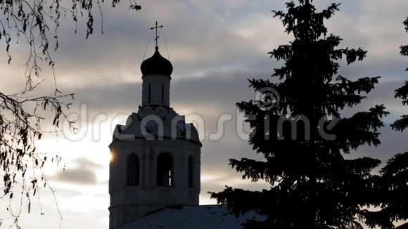 俄罗斯冬日日落的东正教教堂视频的预览图