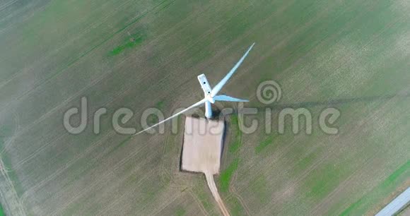 空中无人机在风力发电涡轮风车能源生产绿色技术清洁和可再生能源视频的预览图