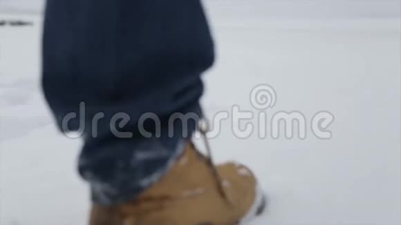 在雪地里行走的人人在雪地上行走脚印在雪地里在后面冬天人们在田野里散步视频的预览图