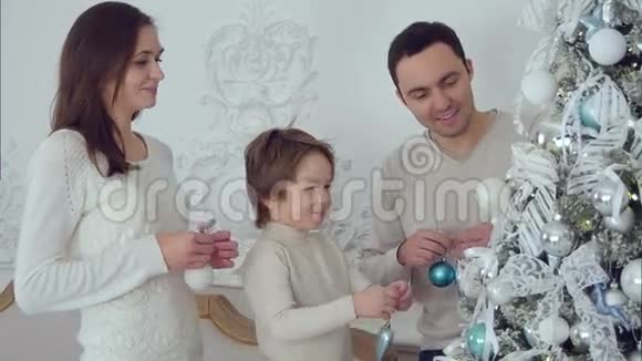 幸福的家庭在客厅装饰圣诞树视频的预览图
