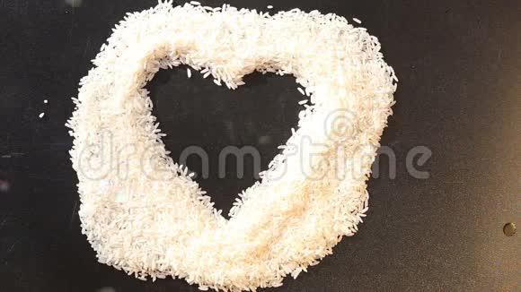在大米的心脏上肥皂泡视频的预览图