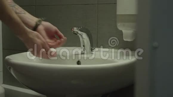 年轻人洗了手和脸视频的预览图
