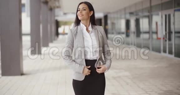 商业女性在户外调整头发视频的预览图