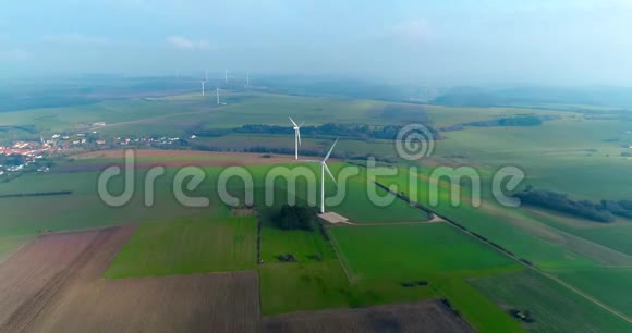 空中无人机在风力发电涡轮风车能源生产绿色技术清洁和可再生能源视频的预览图