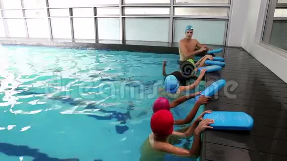 游泳教练教孩子们如何游泳视频的预览图