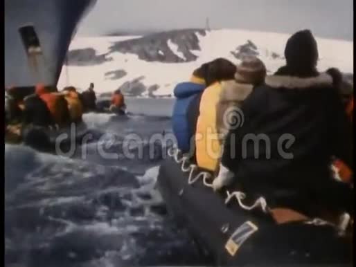 摩托艇驶近船舶后视图视频的预览图