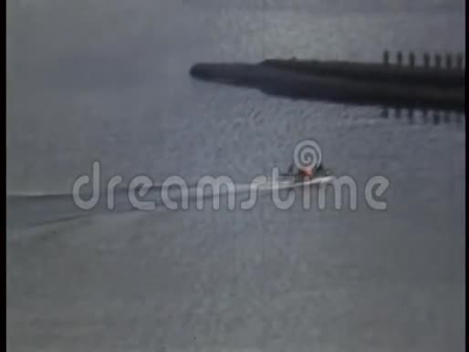 摩托艇接近潜艇视频的预览图
