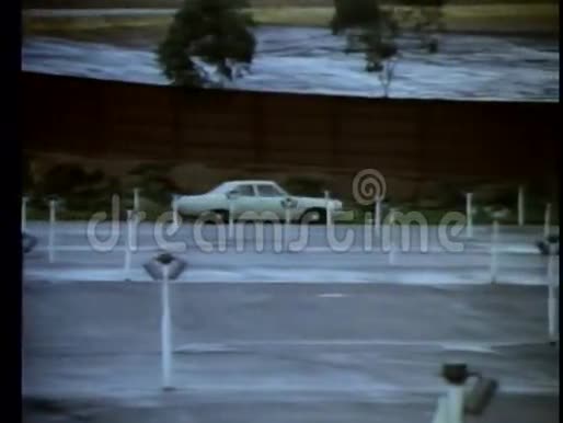 20世纪70年代的汽车空驶视频的预览图