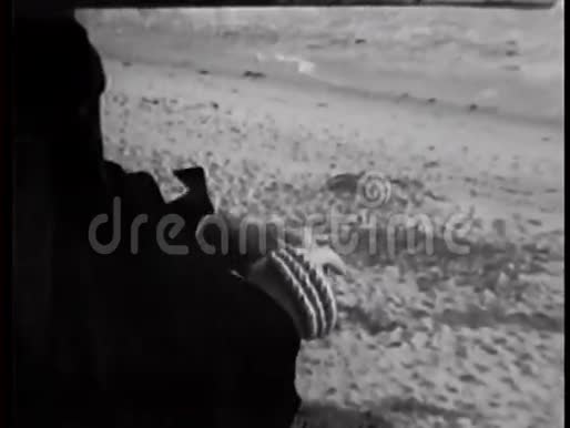 在海滩上的人手挽绳视频的预览图