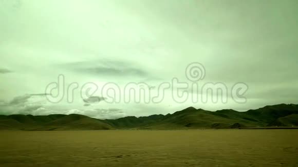 从西藏高原上的火车上观看视频的预览图