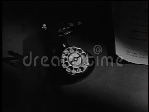 近距离拨打1950年代的电话视频的预览图