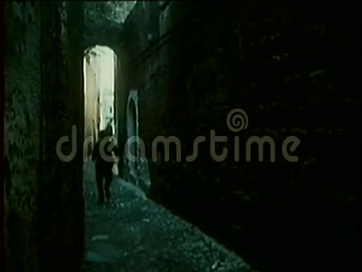 希腊罗兹市狭窄街道警察追捕男子的后视图视频的预览图