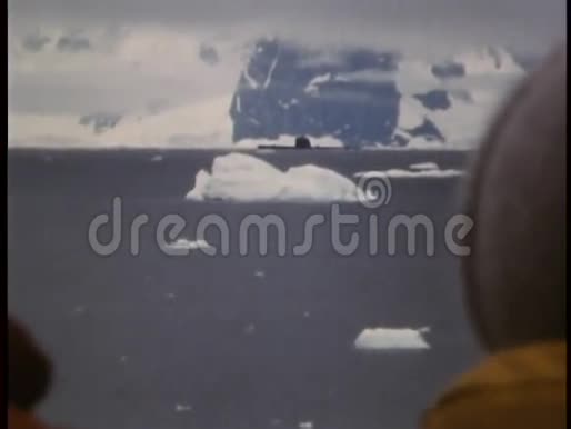 冰山漂浮的潜艇的广角镜头视频的预览图
