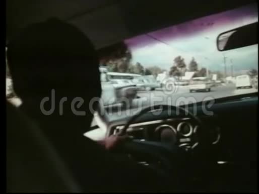 一个坐在停着的车里的人的肩膀过度射击视频的预览图