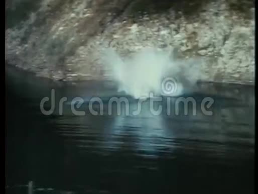 三个人从悬崖上跳下视频的预览图