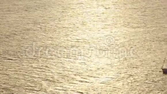 游轮在晴朗的一天平静的海洋和日落的天空在希腊的桑托里尼岛视频的预览图