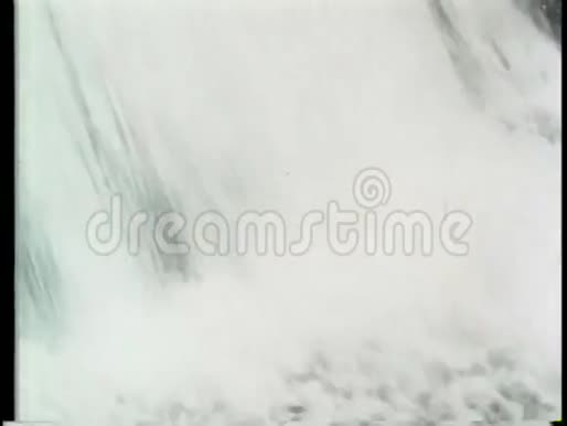 美丽的瀑布和流过岩石的小溪视频的预览图