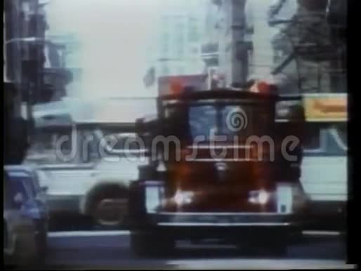 消防车在纽约市大街行驶视频的预览图