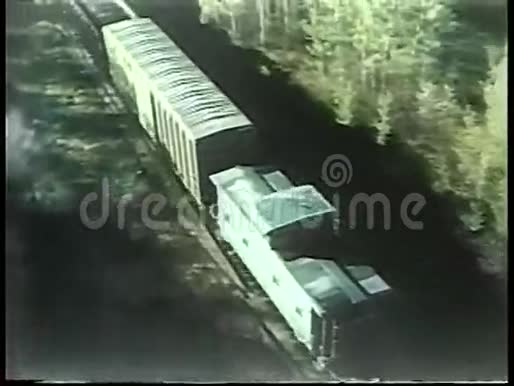 从高角度观看穿越乡间的货运列车视频的预览图