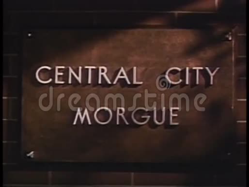 中央城摩格斑块进入尸检室标志的特写视频的预览图