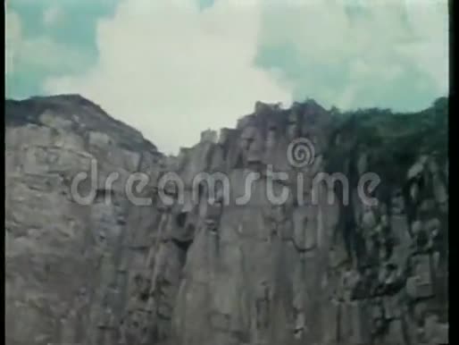 从岩层底部的低角度全景视频的预览图