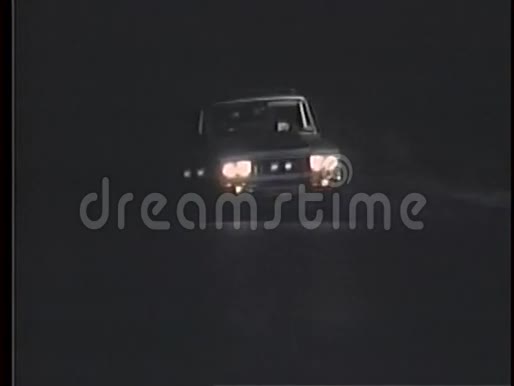皮卡在夜间滑行视频的预览图