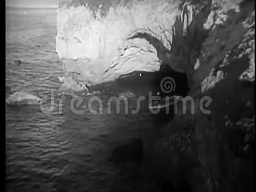 划艇离开石窟的高角度视角视频的预览图