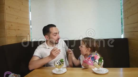 爸爸和女儿在咖啡馆吃冰淇淋视频的预览图