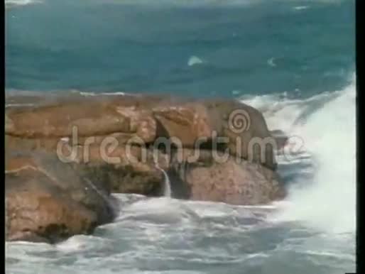 巨浪拍打岩石视频的预览图