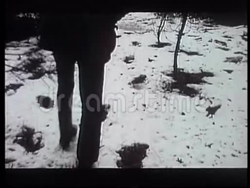 人迹追踪雪中大脚印的后景视频的预览图