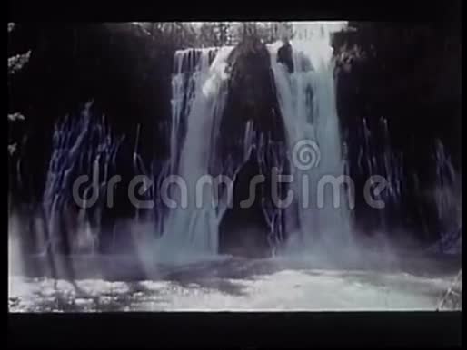 水流在瀑布中缓慢流动视频的预览图