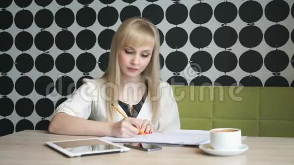 女孩在纸上写文字视频的预览图