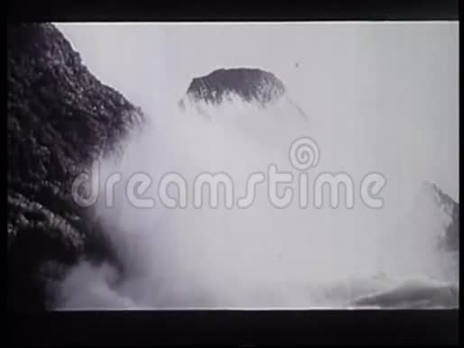 波浪撞击俄勒冈州海岸的岩石视频的预览图