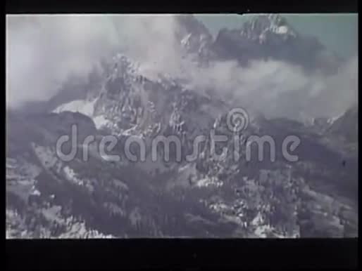 怀俄明州一片白雪覆盖的山脉视频的预览图