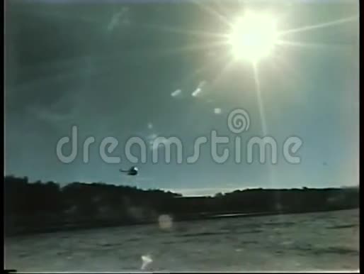 低空飞行直升机投掷梯子的低角度视图视频的预览图