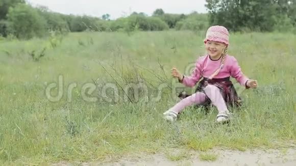 小女孩在田里玩视频的预览图