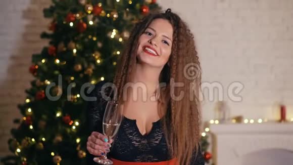 一杯香槟庆祝新年的女孩视频的预览图