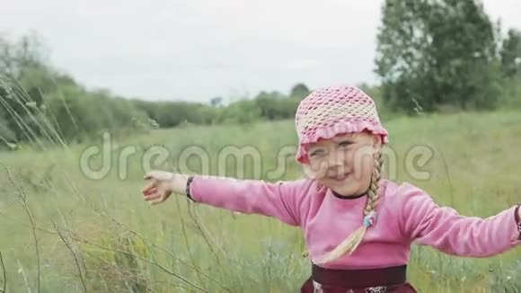小女孩在田里玩视频的预览图