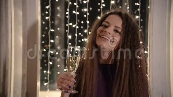 一杯香槟庆祝新年的女孩视频的预览图