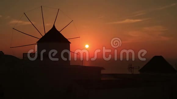希腊著名风车的桑托里尼美丽的红日落下的奥亚村视频的预览图